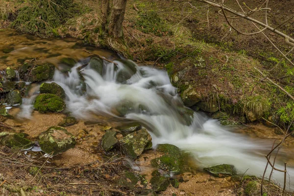 Gran agua de manantial en el bonito arroyo en el día de primavera en las montañas de Krusne —  Fotos de Stock