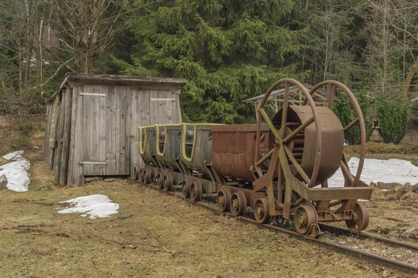 Keskeny nyomtáv tavaszi felhős napon Grube Tannenberg Krusne-hegységben — Stock Fotó