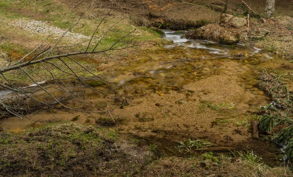 Gran agua de manantial en el bonito arroyo en el día de primavera en las montañas de Krusne — Foto de Stock