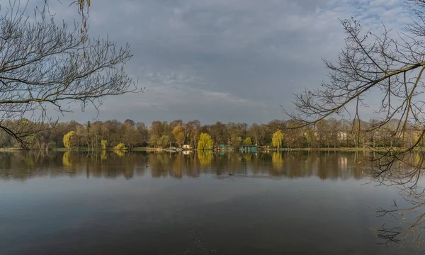 Spring sunny morning near Schwanenteich pond in Zwickau city — Stock Photo, Image