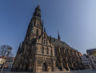 Doğu Almanya'da Zwickau şehrinde ana meydanda büyük kilise