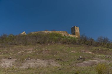 Almanya 'da Gleichen Şatosu Baharda mavi gökyüzü