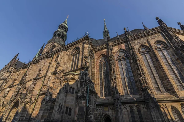 Gran iglesia en la plaza principal de la ciudad de Zwickau en Alemania Oriental — Foto de Stock