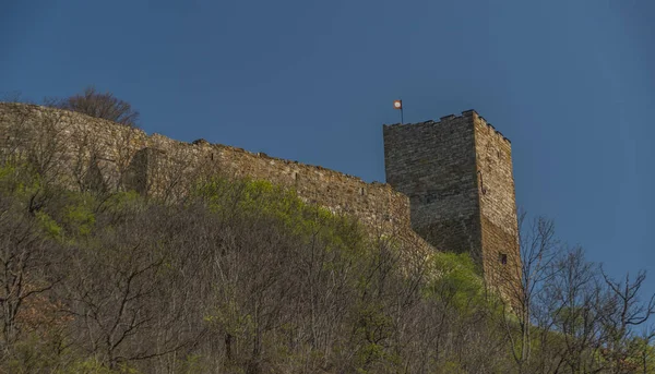 Castillo Gleichen en Alemania con cielo azul en primavera — Foto de Stock