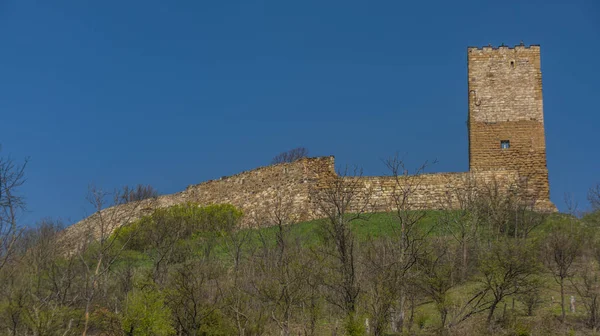 Slott Gleichen i Tyskland med blått skyen i fjädra tid — Stockfoto