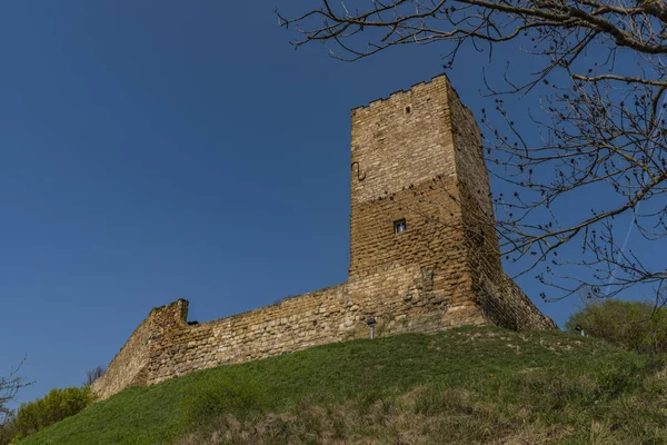 Zamek Gleichen w Niemczech z błękitnym niebem na wiosnę — Zdjęcie stockowe