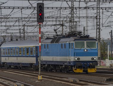 Karanlık bulutlu bir günde başkent Prag'da ana istasyonda mavi elektrik motoru