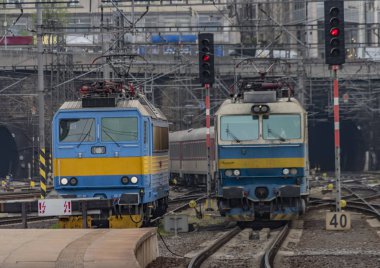 Karanlık bulutlu bir günde başkent Prag'da ana istasyonda mavi elektrik motoru