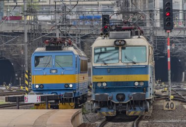 Karanlık bulutlu bir günde başkent Prag'da ana istasyonda mavi elektrik motoru