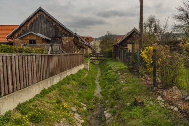 Brumov kasaba ve kale doğu Moravia bahar bulutlu bir günde