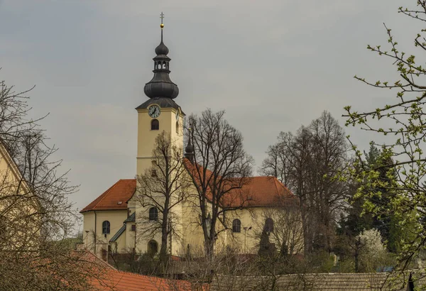 Kirche in Brumov Stadt in Ostmähren mit roten Dächern im Frühling bewölkten Tag — Stockfoto