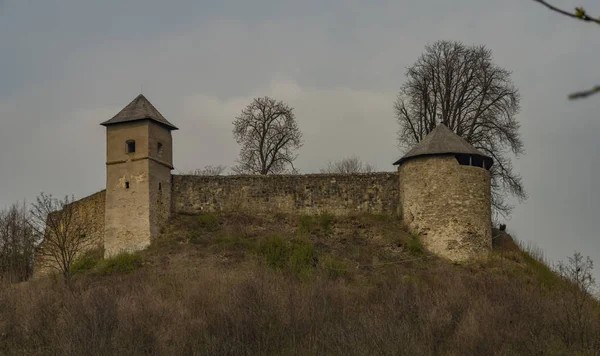 Brumov cidade e castelo no leste da Morávia na primavera dia nublado — Fotografia de Stock