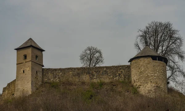 Brumov miasto i zamek na wschodnich Morawach w wiosennym pochmurnym dniu — Zdjęcie stockowe