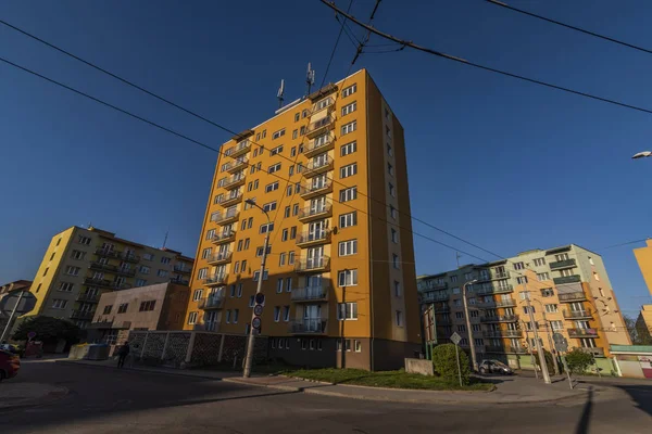 Yellow block of flats with blue sky in spring sunny evening — Stock Photo, Image