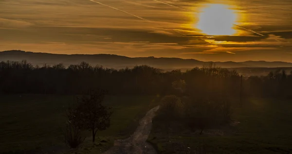 Farbfelder und blauer Himmel bei Sonnenuntergang in der Nähe von Ceske Budejovice mit schmutzigem Weg — Stockfoto