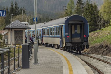 Jeseniky dağlarda yolcu antrenörü ile Mavi dizel tren