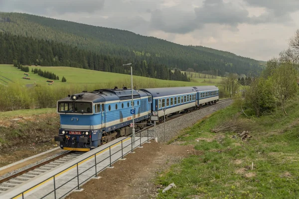 蓝色柴油火车与乘客教练在耶塞尼基山 — 图库照片