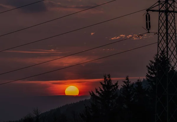 Lever de soleil rouge et orange près du village de Ramzova dans les montagnes Jeseniky — Photo