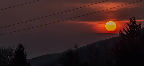 Lever de soleil rouge et orange près du village de Ramzova dans les montagnes Jeseniky — Photo