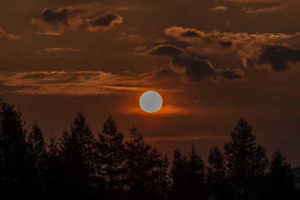 Vörös és narancssárga napfelkelte közelében Ramzova falu Jeseniky hegység — Stock Fotó