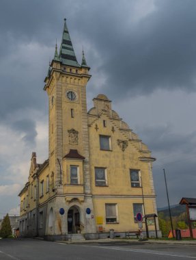 Bahar bulutlu bir günde Branna kasabasında Belediye Binası