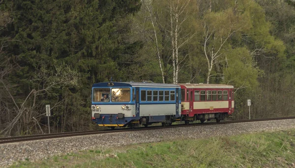 Синьо-червоний Дизель потяг з пасажирами тренера в горах Єщенського — стокове фото