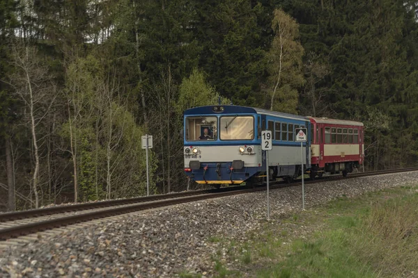 Niebieski i czerwony pociąg napędowy z pasażerami autokarem w górach Jesioniki — Zdjęcie stockowe