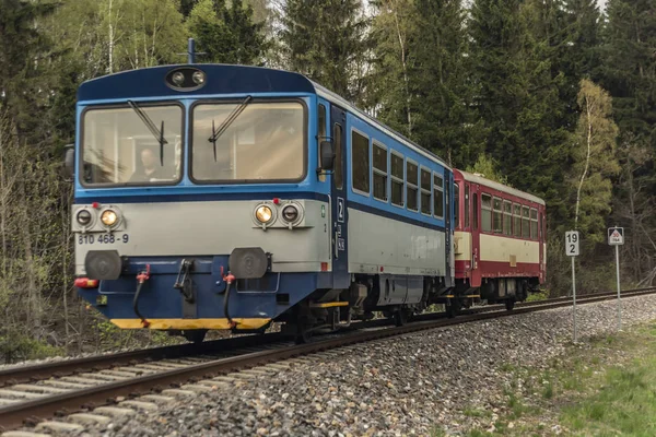 Blauwe en rode diesel trein met passagiers coach in de bergen van Jeseniky — Stockfoto