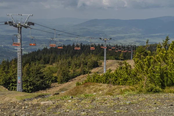 Seilbahn vom Ramzova-Dorf zum Serak-Hügel im Frühling — Stockfoto