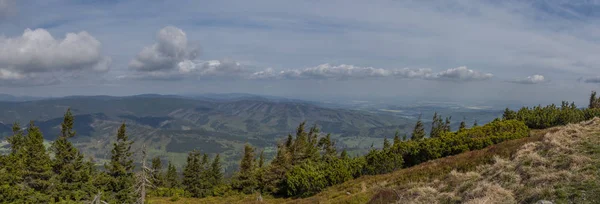 Panoramatický pohled z kopce Serak s jarními stromy a lesy — Stock fotografie