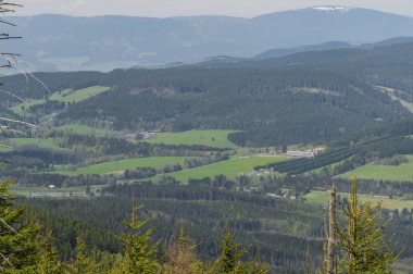 Bahar gününde Jeseniky dağlarında Dev kayalar yakınındaki tepeden görünümü