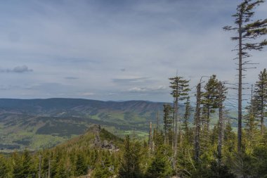 Bahar gününde Jeseniky dağlarında Dev kayalar yakınındaki tepeden görünümü