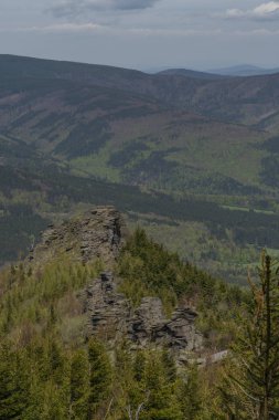 Bahar gününde Jeseniky dağlarında Dev kayalar yakınındaki tepeden görünümü