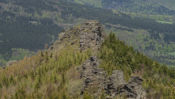 Vista da colina perto de rochas gigantes nas montanhas Jeseniky no dia de primavera — Fotografia de Stock