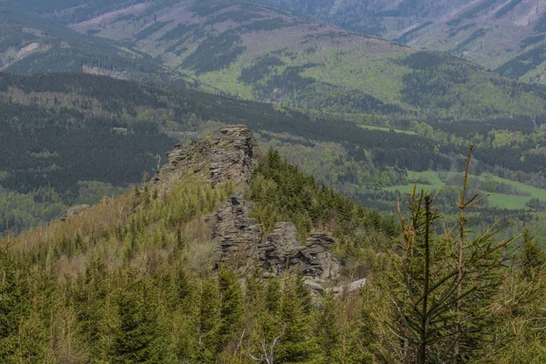 Vista da colina perto de rochas gigantes nas montanhas Jeseniky no dia de primavera — Fotografia de Stock