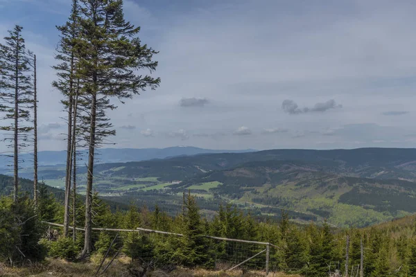 Blick vom Hügel in der Nähe von riesigen Felsen in jeseniky Berge im Frühling Tag — Stockfoto