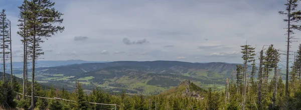 Kilátás a dombról az óriás sziklák közelében, Jeseniky hegységben a tavaszi napon — Stock Fotó