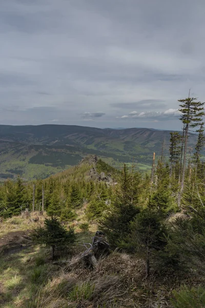 Vista da colina perto de rochas gigantes nas montanhas Jeseniky no dia de primavera — Fotografia de Stock