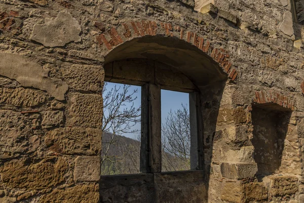 Intérieur du château Gleichen en Allemagne avec ciel bleu au printemps — Photo