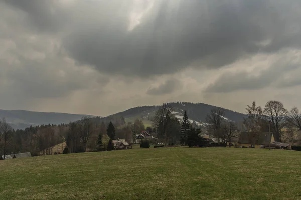Batı Bohemya'daki Krusne dağlarında Bublava kayak pisti köyü yakınlarındaki manzara — Stok fotoğraf