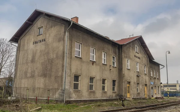 Svatavská stanice s velkou budovou a plošinou v jarním dnu — Stock fotografie