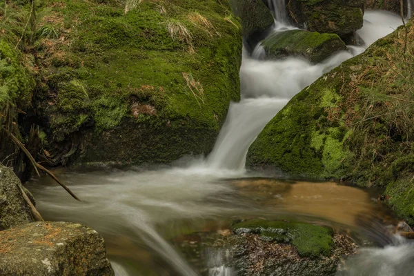 Velká pramenitá voda na hezkého potoka v jarním dnu v pohoří Krusne — Stock fotografie