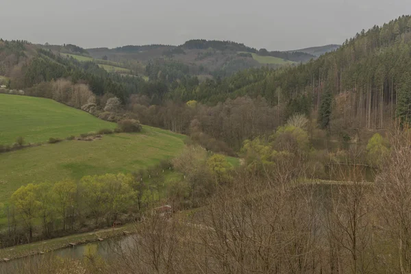 Vista do castelo de Brumov no dia nublado de primavera na Morávia — Fotografia de Stock