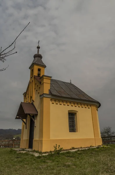 Kapel op de heuvel over Brumov stad in Moravië — Stockfoto
