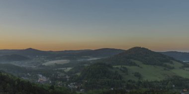 Bahar sisli sabah Ceska Kamenice kasaba üzerinde Jehla tepeden görünümü