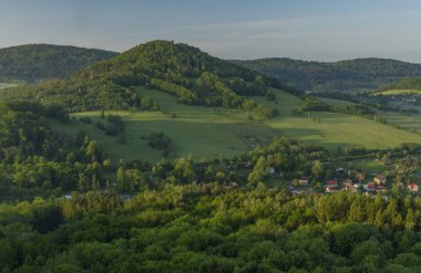 Bahar sisli sabah Ceska Kamenice kasaba üzerinde Jehla tepeden görünümü