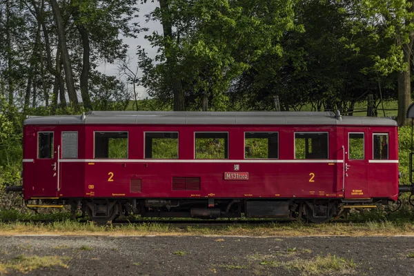 Rode oude historische diesel trein met Cargo groene auto in Ceska Kamenice town — Stockfoto