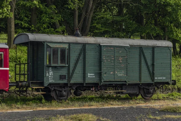 Piros régi történelmi dízel vonat rakományzöld autó Ceska Kamenice város — Stock Fotó
