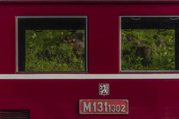Ancien train diesel rouge avec voiture verte cargo dans la ville de Ceska Kamenice — Photo