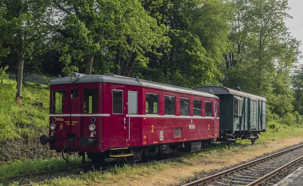 Czerwony stary historyczny pociąg z silnikiem diesla z ładunkiem zielonym samochodem w Ceska Kamenice Town — Zdjęcie stockowe